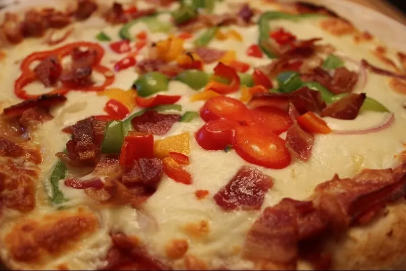 Pizza garnie au bacon
