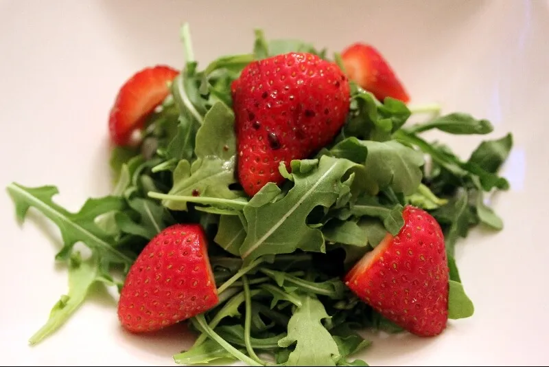 Salade de roquettes et fraises