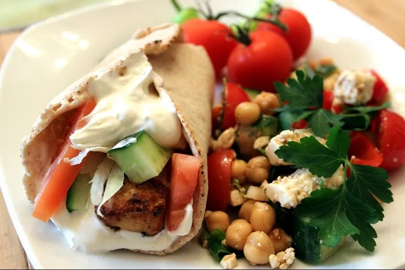Brochette méditerranéenne sur pita