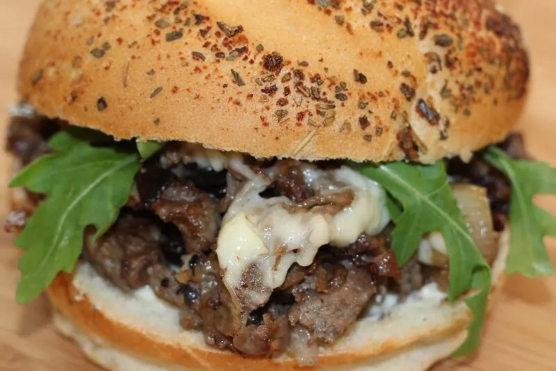 Kaiser au bœuf et fromage