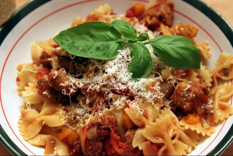 Farfalle à la saucisse italienne épicée