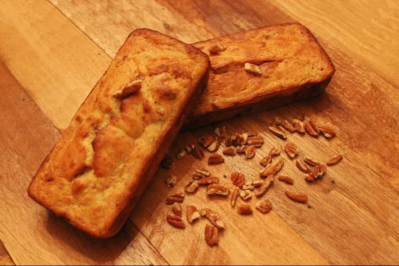 Pain aux bananes, miel et pacanes