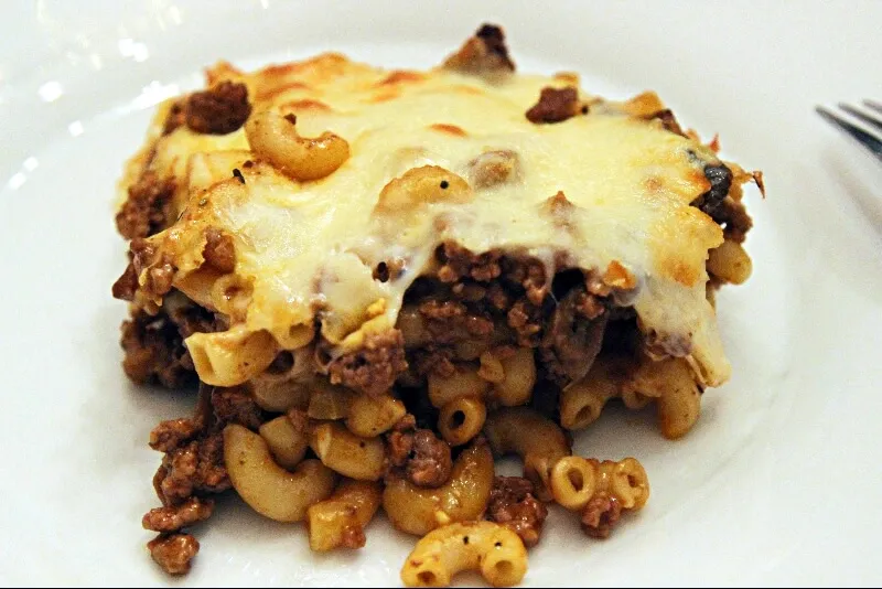 Macaroni à la viande et au fromage