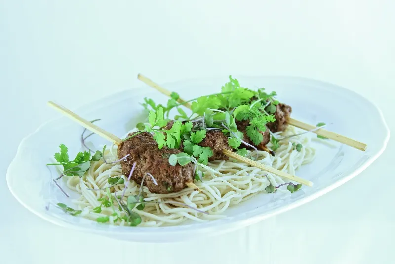 Satés de bœuf haché avec coriandre