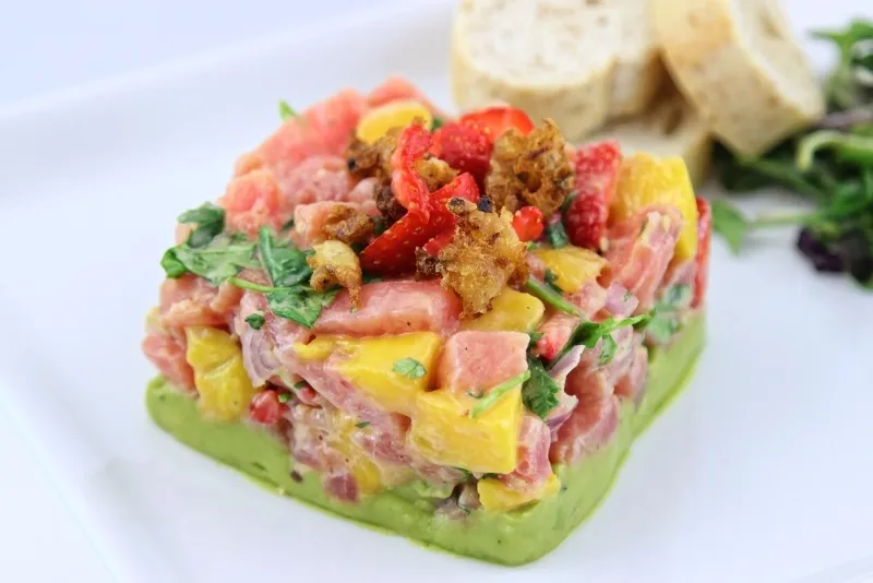 Tartare de thon à la mangue et aux fraises