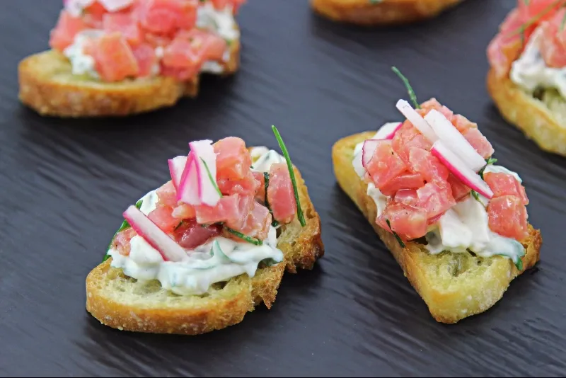 Crostinis de tartare de thon épicé