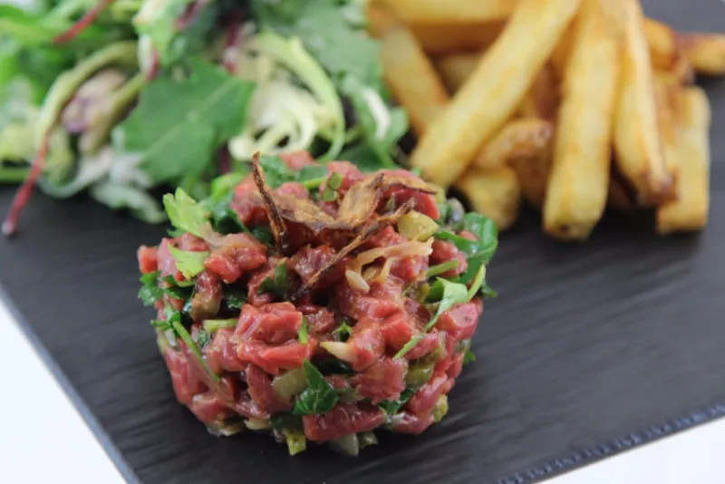 Tartare de bison aux échalotes confites
