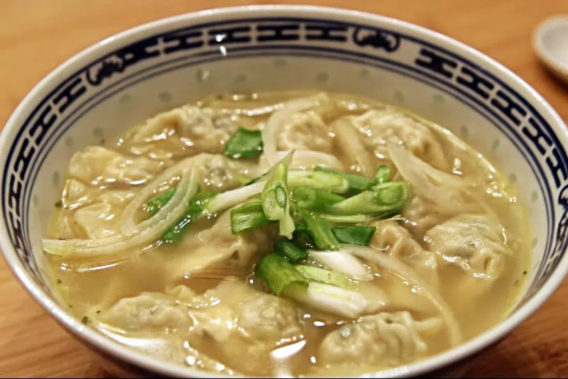 Soupe de dumplings au poulet et coriandre