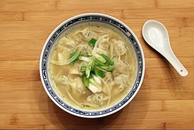 Soupe de dumplings au poulet et coriandre