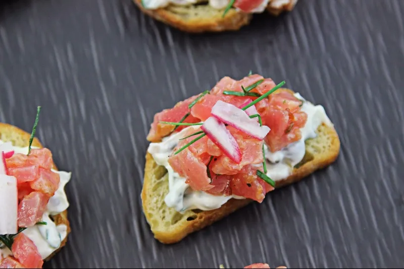 Crostinis de tartare de thon épicé