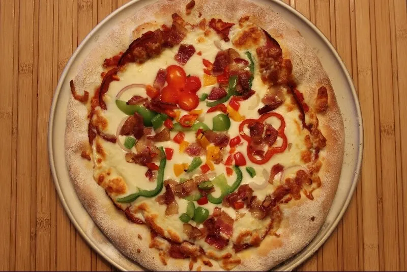 Pizza garnie au bacon