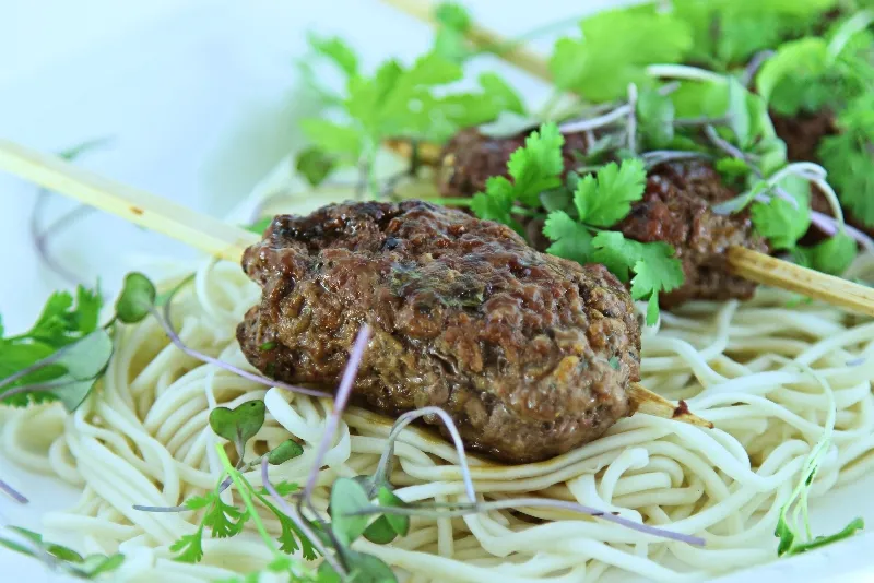 Satés de bœuf haché avec coriandre