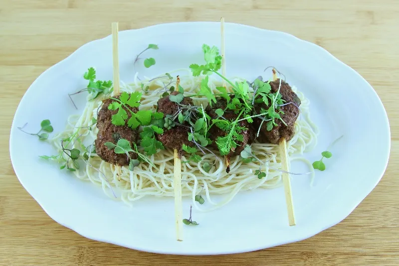 Satés de bœuf haché avec coriandre