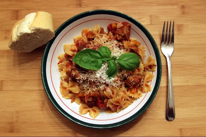 Farfalle à la saucisse italienne épicée