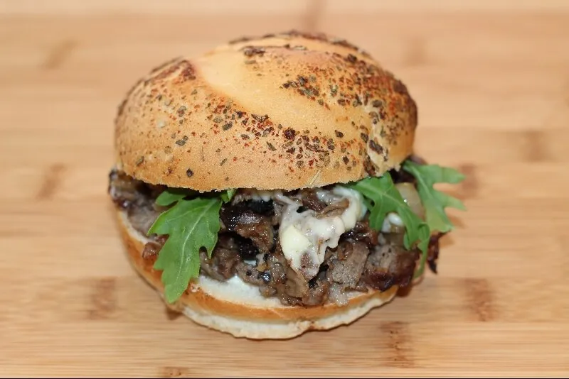 Kaiser au bœuf et fromage