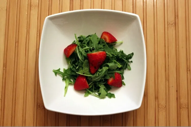 Salade de roquettes et fraises