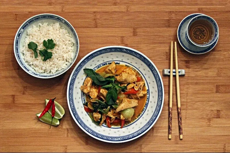 Poulet au basilic thaï