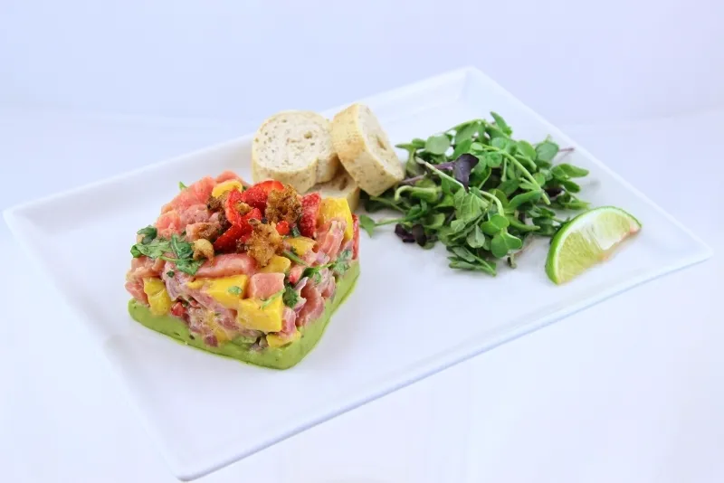 Tartare de thon à la mangue et aux fraises