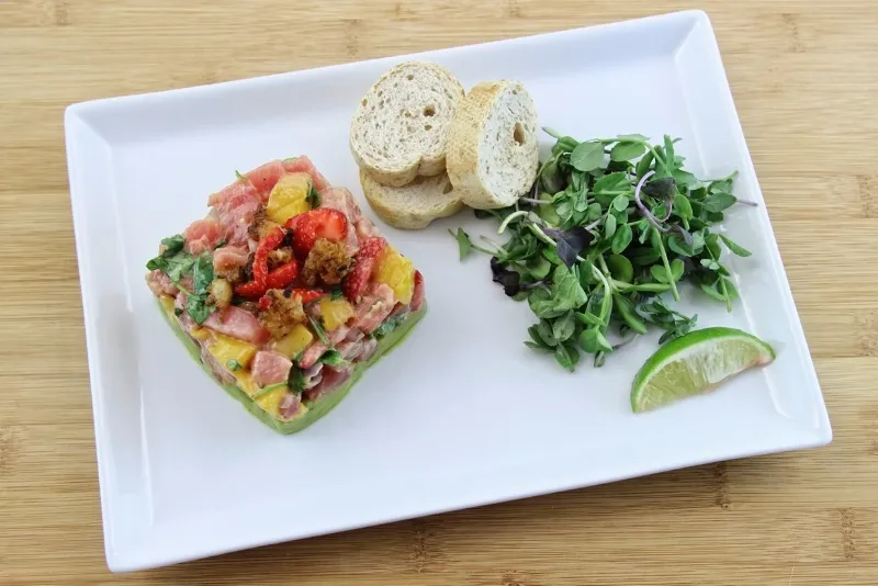 Tartare de thon à la mangue et aux fraises