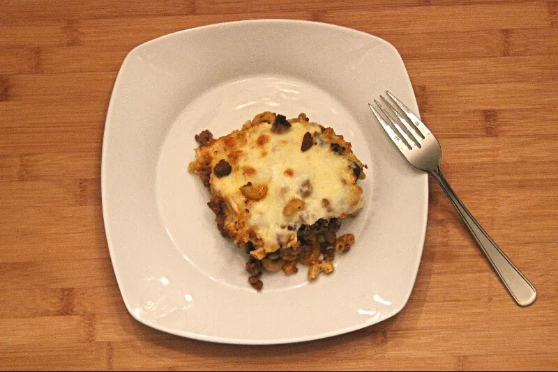 Macaroni à la viande et au fromage