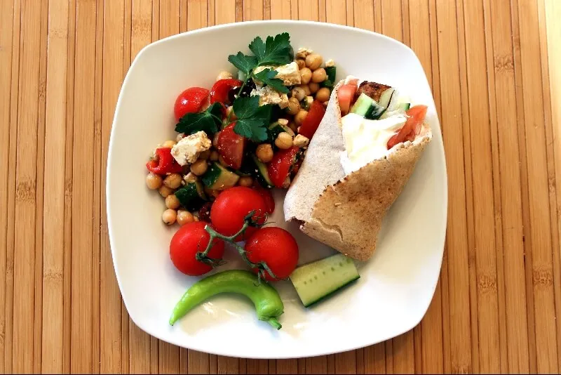 Brochette méditerranéenne sur pita